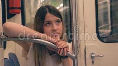 悲伤的年轻白种人女人在地铁里甩头搭栏杆